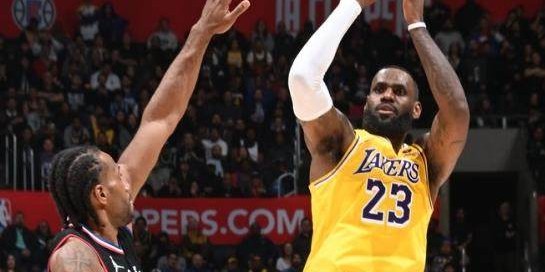 詹姆斯末节5三分演21分逆转 关键球数据历史封王！