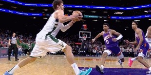 很关键！大洛跟进上篮被杜兰特阻挡犯规 大洛两罚一中追平比分